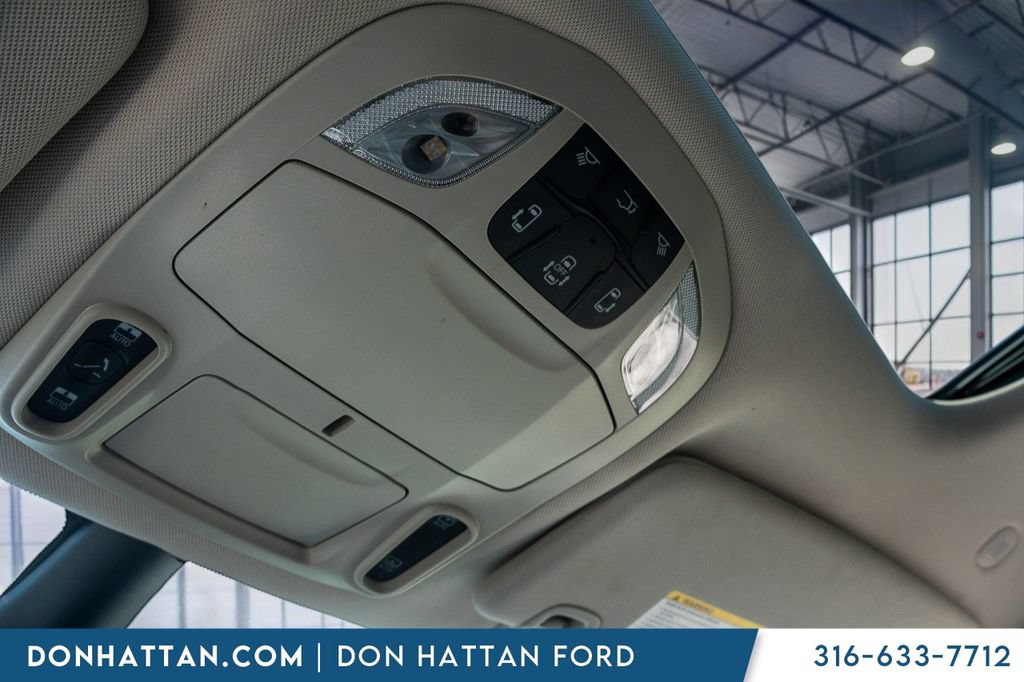 Used 2023 Chrysler Pacifica Limited FWD image 12