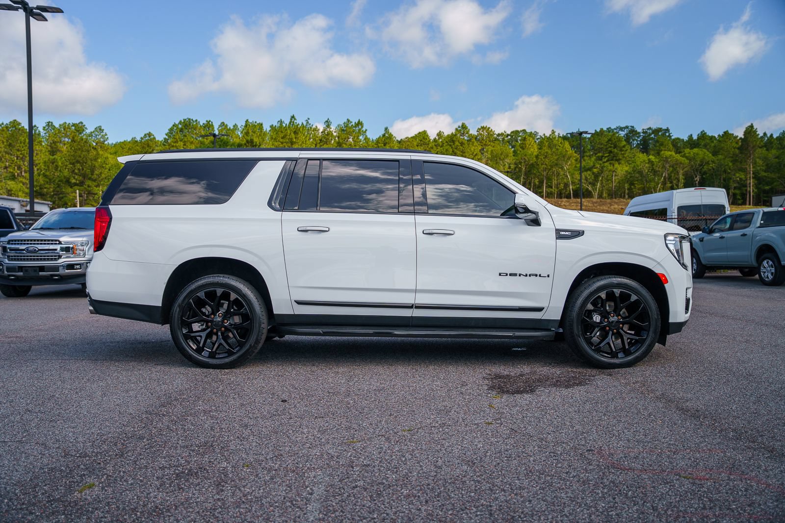 Used 2023 GMC Yukon XL Denali RWD image 13