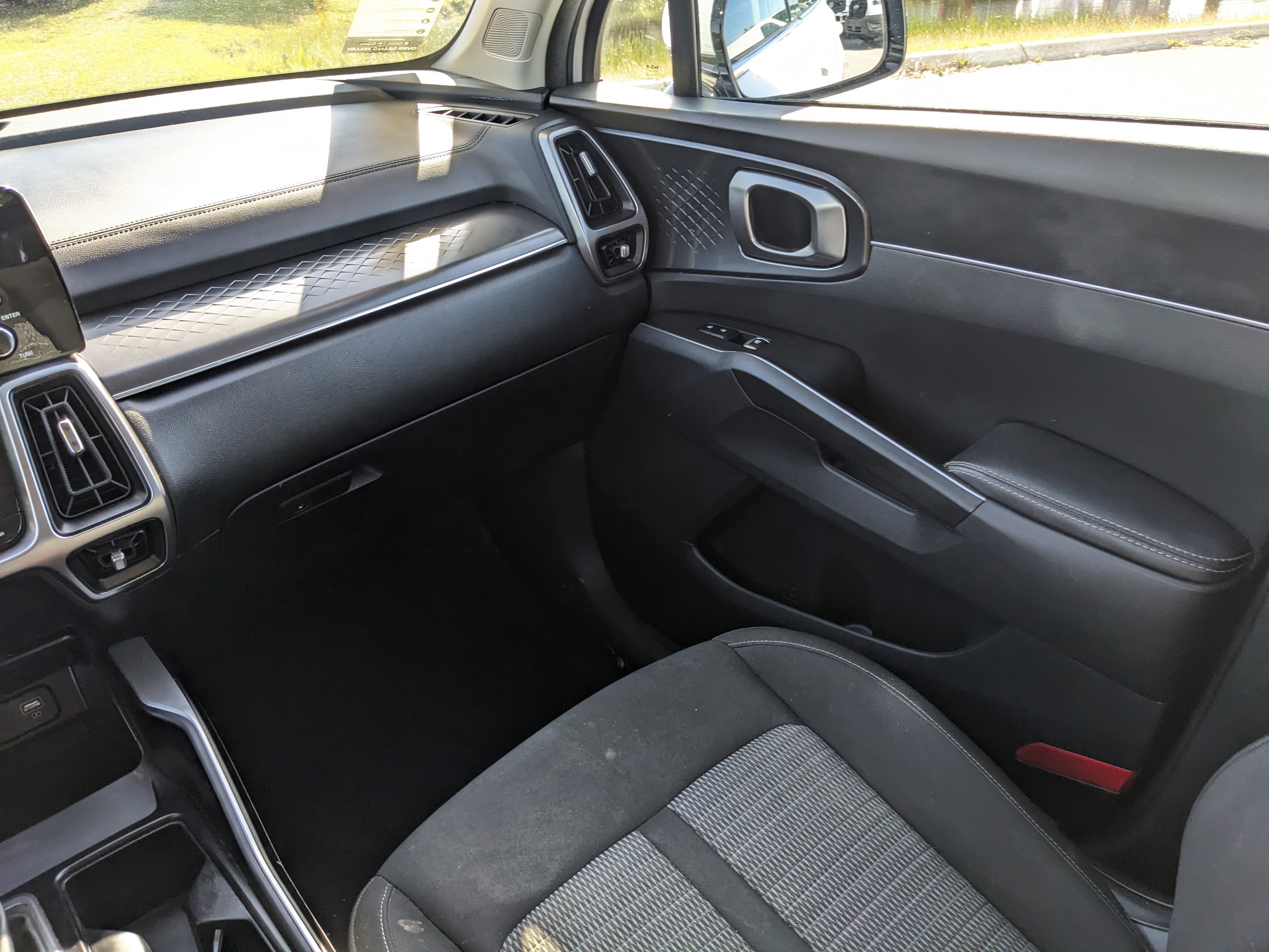 Used 2023 Kia Sorento LX image 16