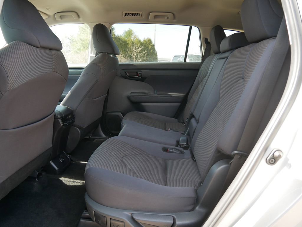 Used 2024 Toyota Highlander LE AWD/4WD image 12