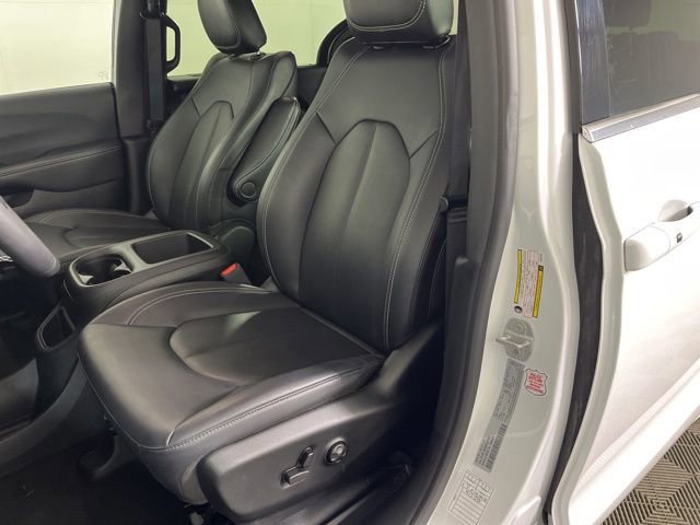 Used 2025 Chrysler Pacifica Select image 13