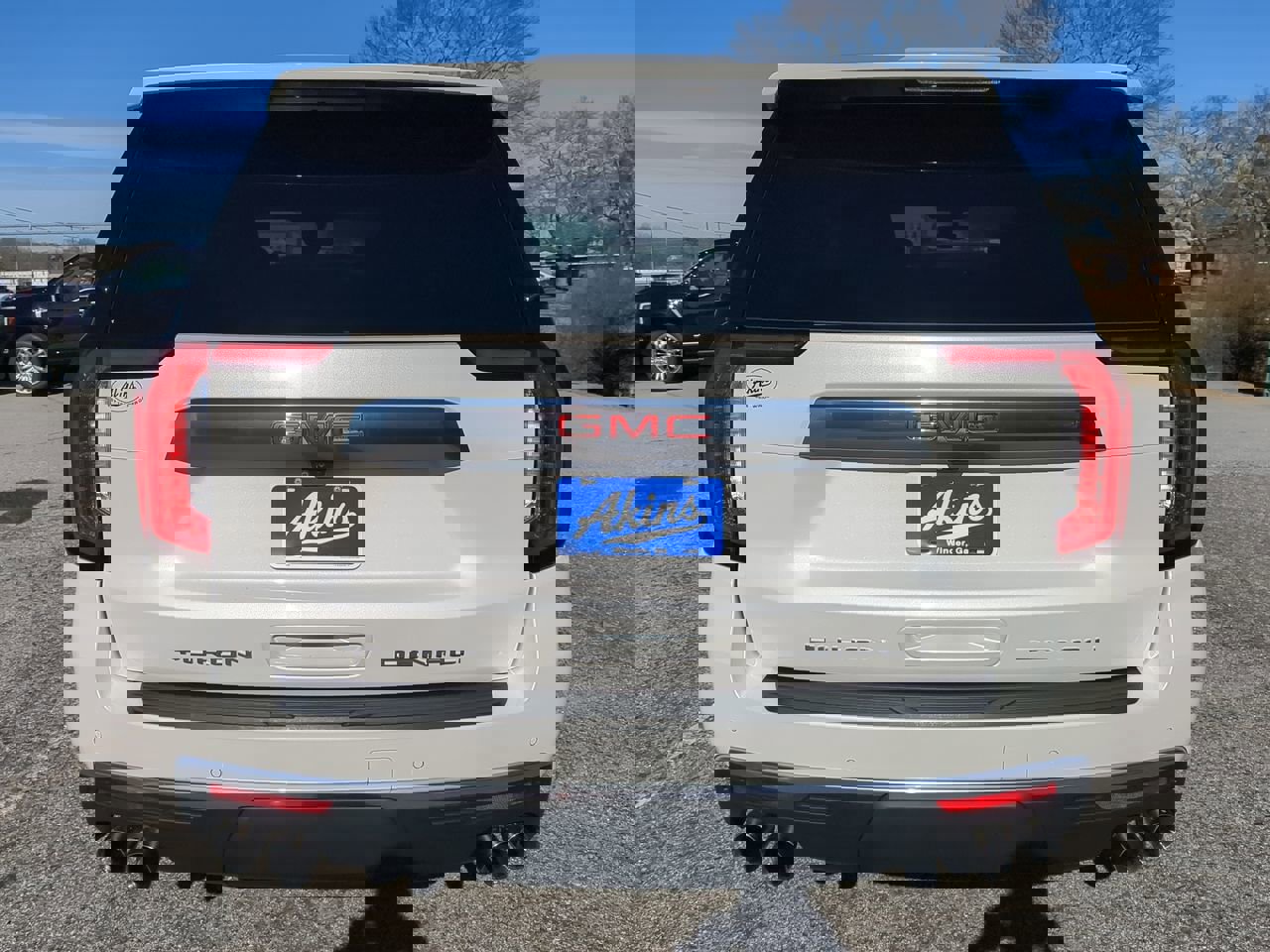 Used 2021 GMC Yukon Denali w/ Denali Premium Package image 3