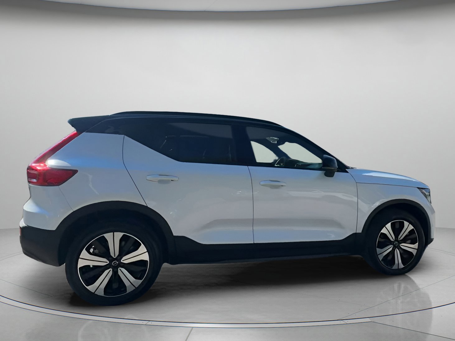 Used 2023 Volvo XC40 Recharge Plus image 24