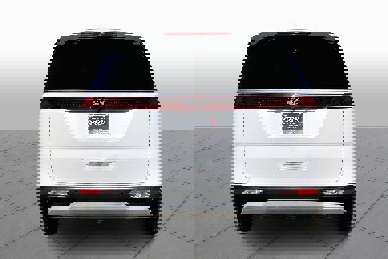 Used 2023 Kia Carnival LX image 4