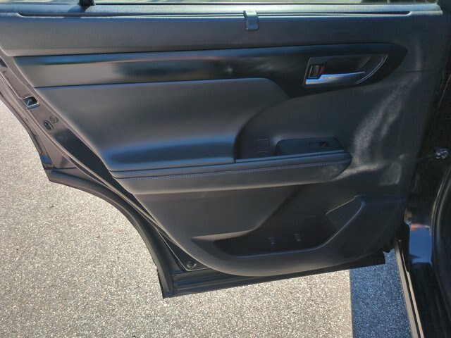 Used 2022 Toyota Highlander XLE FWD image 28