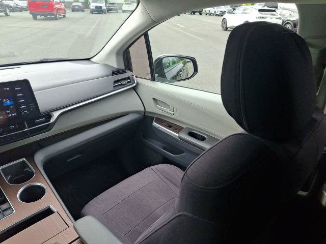 Used 2021 Toyota Sienna LE FWD image 4