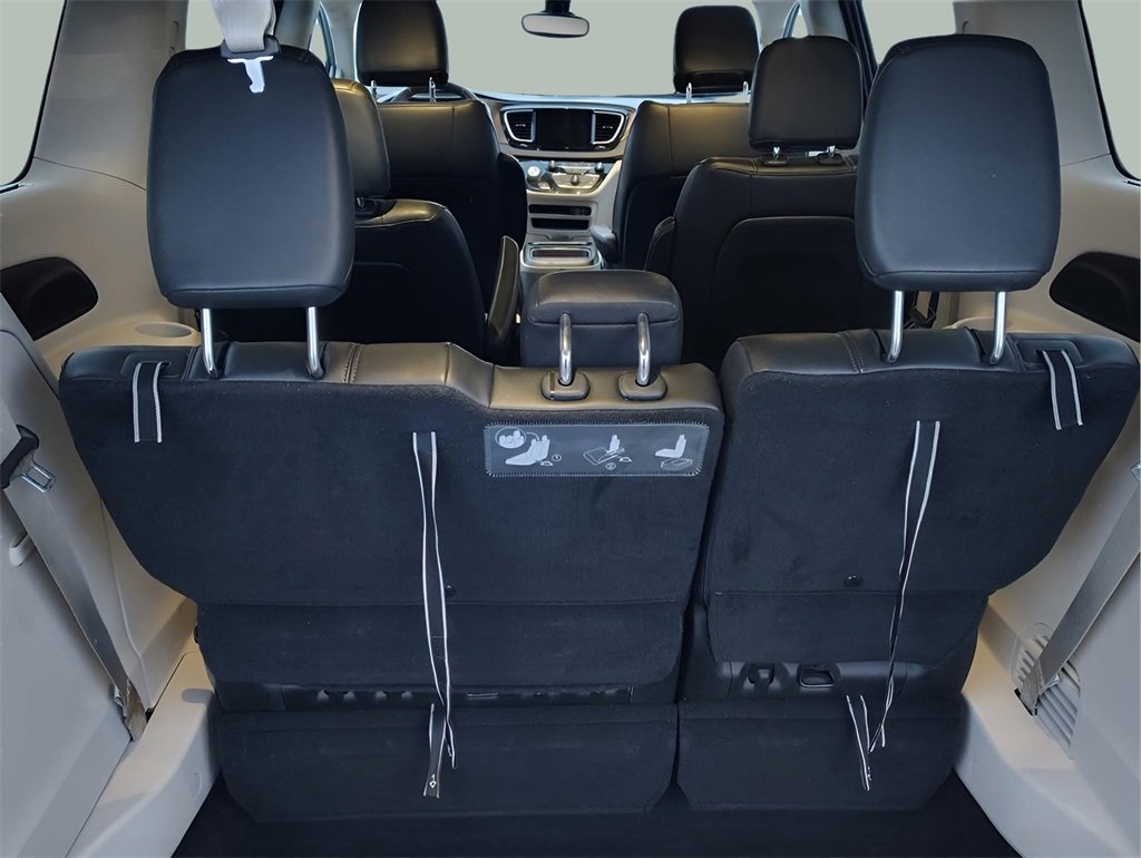 Used 2017 Chrysler Pacifica Touring-L image 10