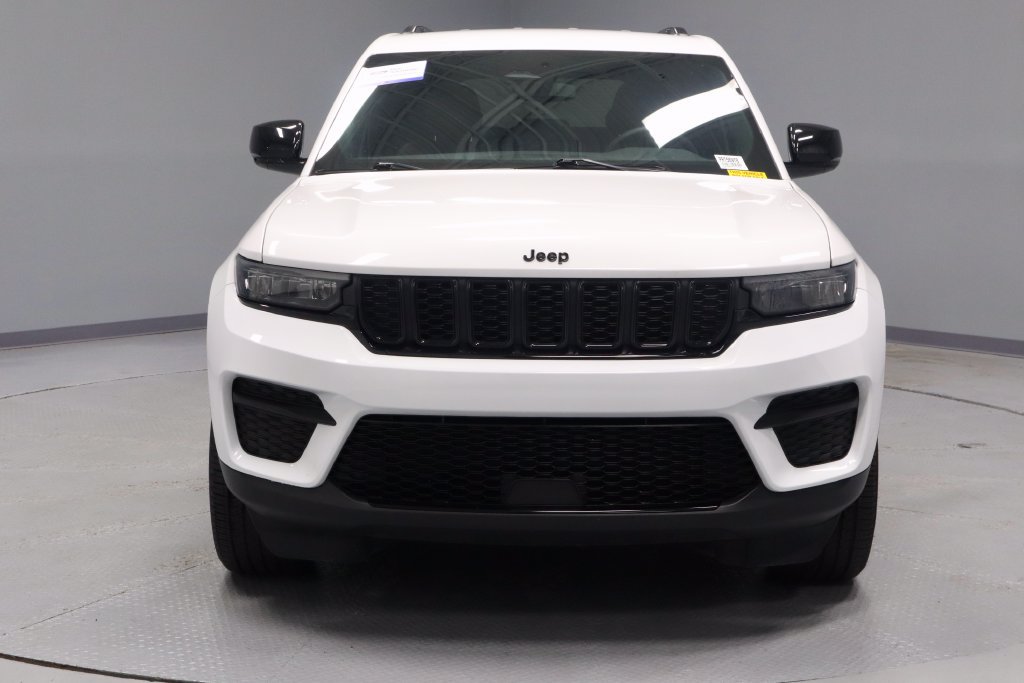 Used 2023 Jeep Grand Cherokee Altitude AWD/4WD image 6