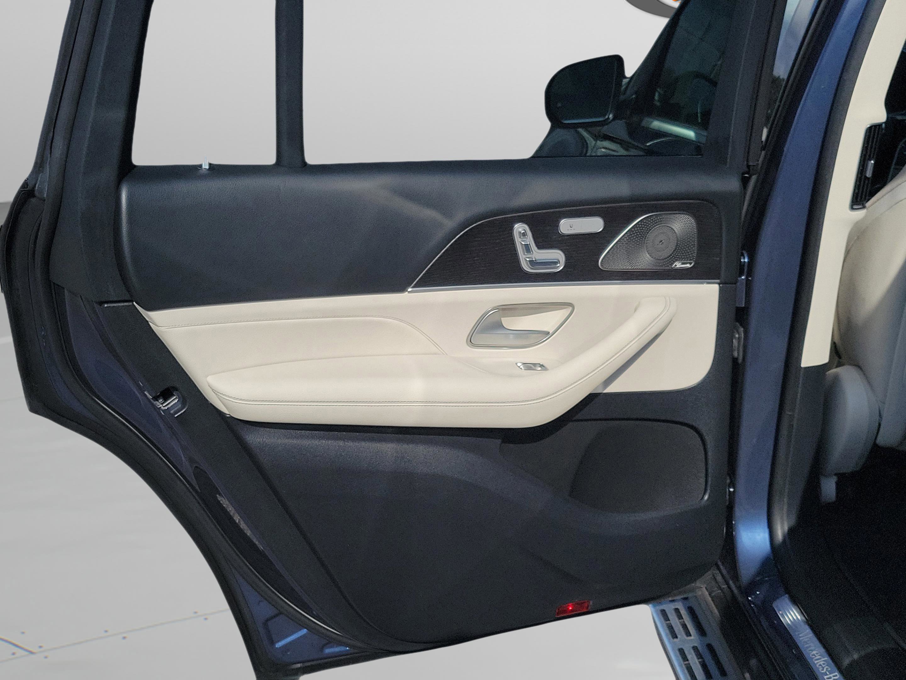 Used 2024 Mercedes-Benz GLS 450 4MATIC image 24