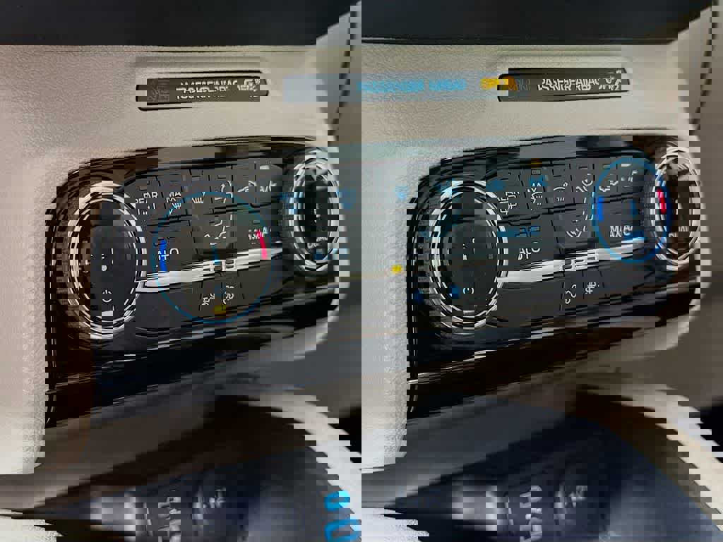 Certified 2022 Ford Escape SE w/ SE Sport Appearance Package image 21