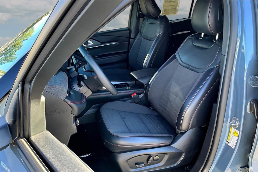 Certified 2025 Ford Explorer ST-Line w/ Premium Package AWD/4WD image 23