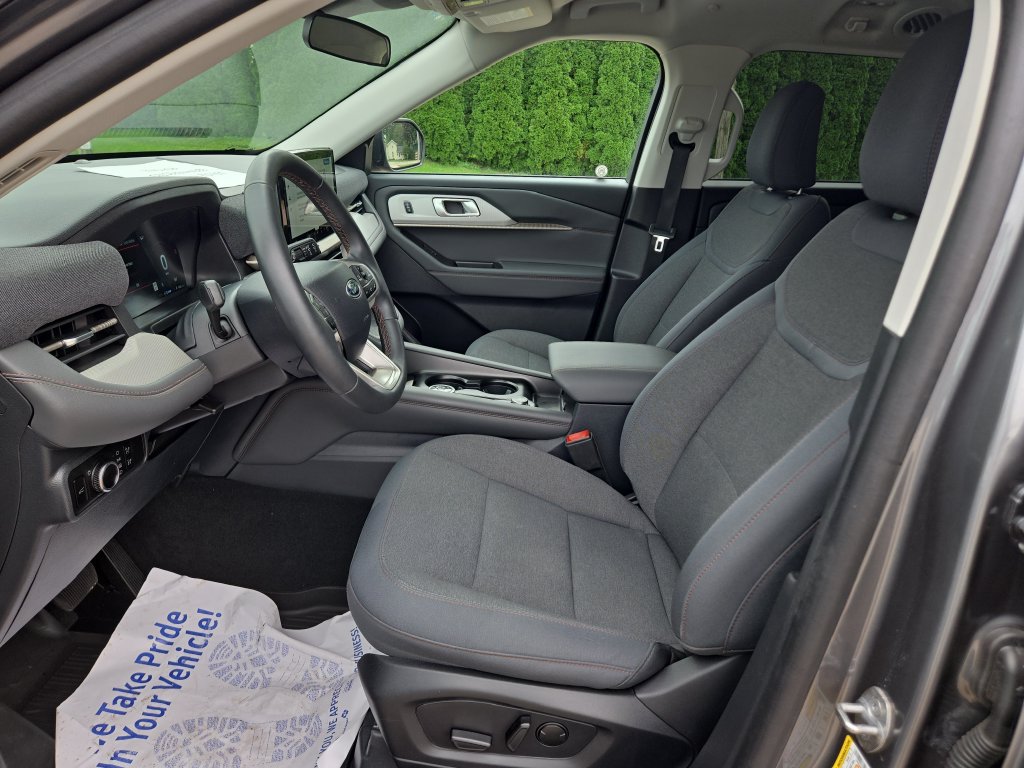 Certified 2025 Ford Explorer Active AWD/4WD image 9