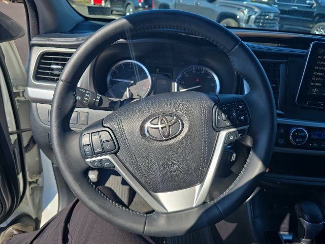 Used 2017 Toyota Highlander Limited AWD/4WD image 14