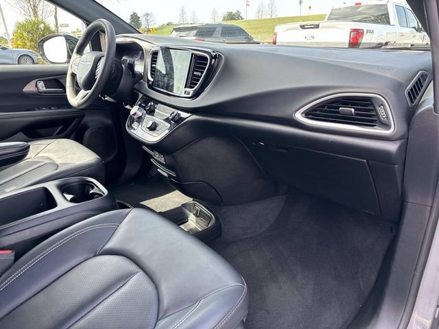 Used 2025 Chrysler Pacifica Select image 13