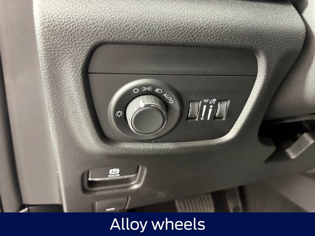 Used 2025 Jeep Grand Cherokee Altitude AWD/4WD image 14