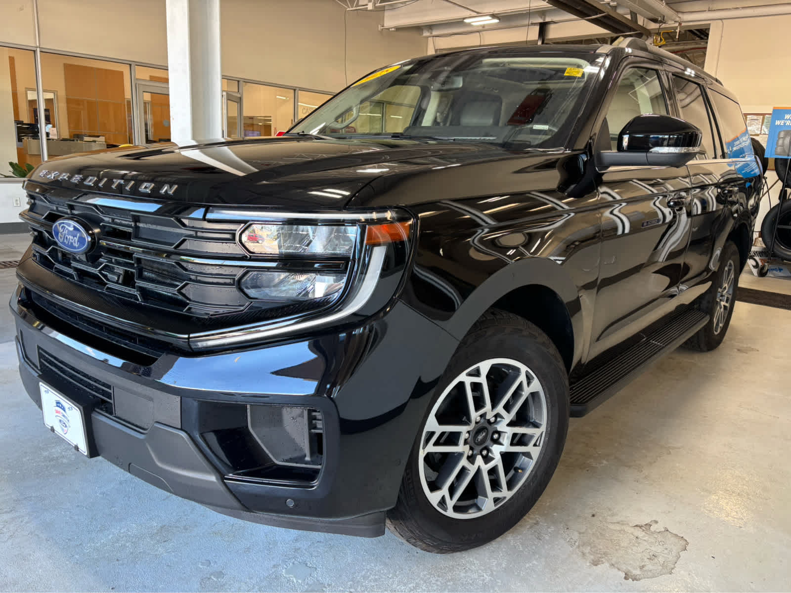 Certified 2025 Ford Expedition Active AWD/4WD image 3
