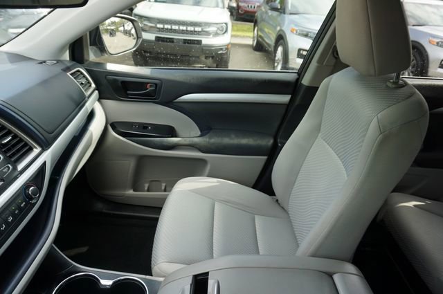Used 2019 Toyota Highlander LE AWD/4WD image 26