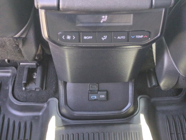 Used 2022 Toyota Highlander XLE FWD image 32