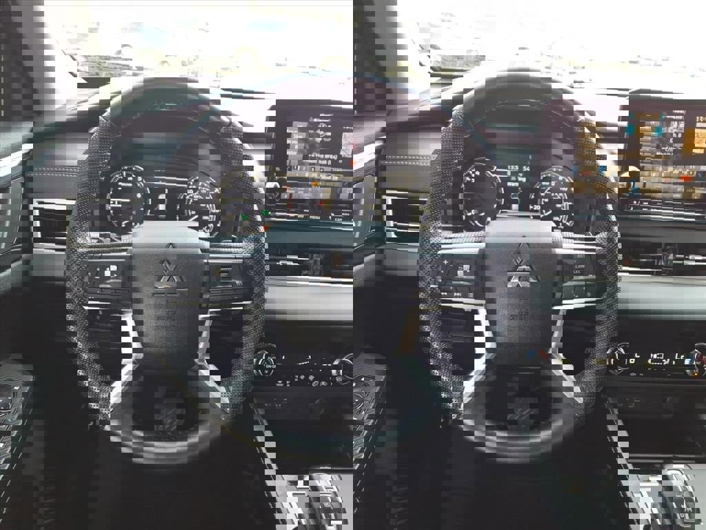 Used 2023 Mitsubishi Outlander SE image 15