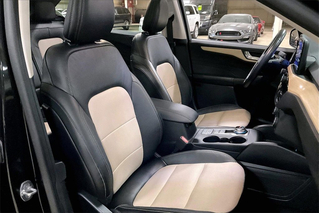 Certified 2021 Ford Escape Titanium w/ Titanium Elite Package image 9