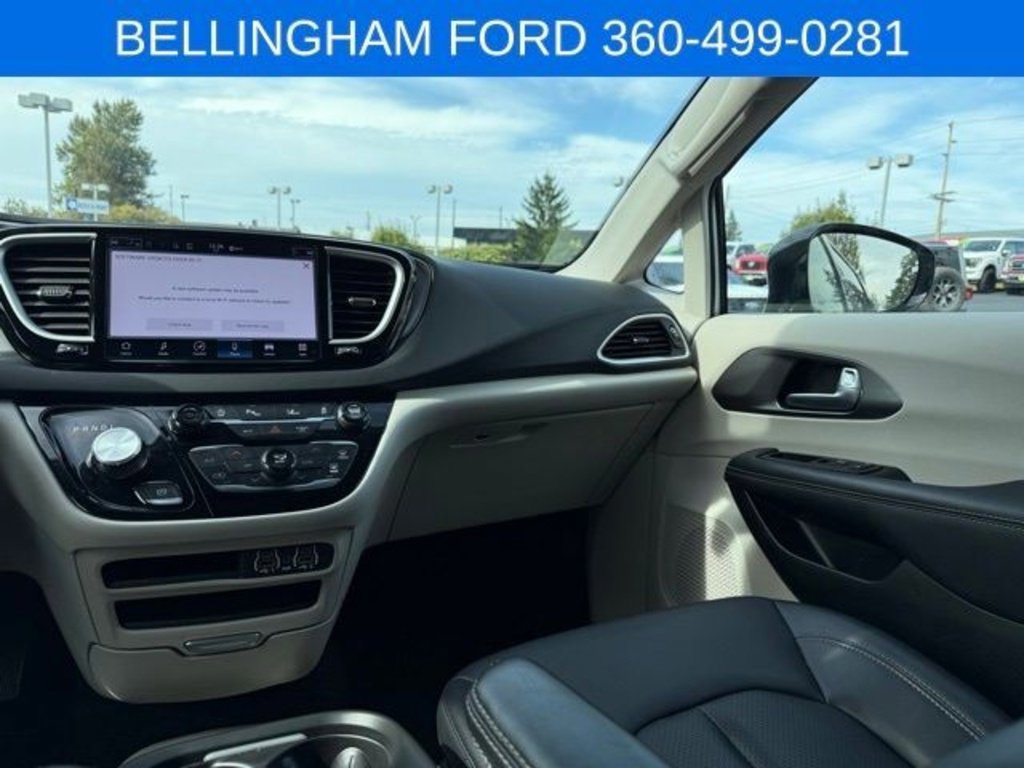 Used 2024 Chrysler Pacifica Touring-L image 30