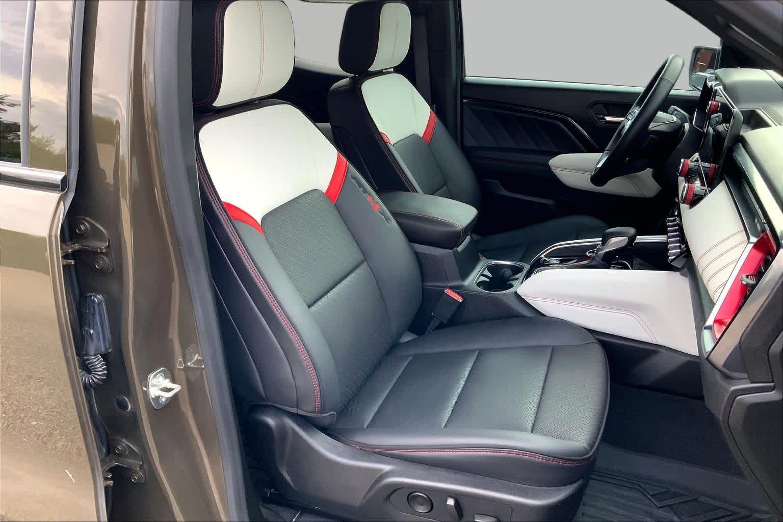 Used 2024 GMC Canyon AT4X AWD/4WD image 9