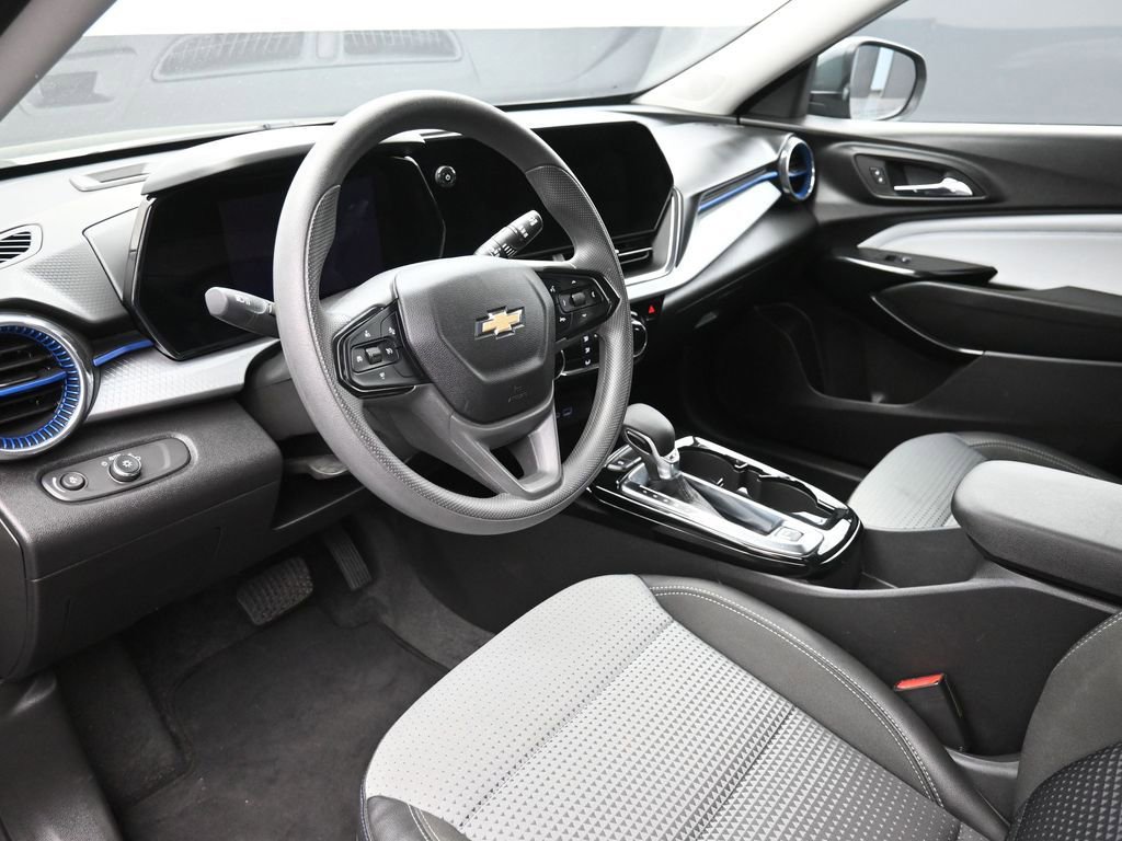 Used 2025 Chevrolet Trax LT image 18