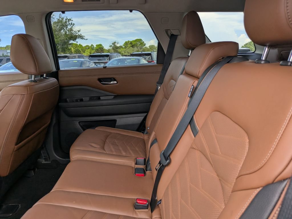Used 2024 Nissan Pathfinder Platinum w/ Black Appearance Package FWD image 20