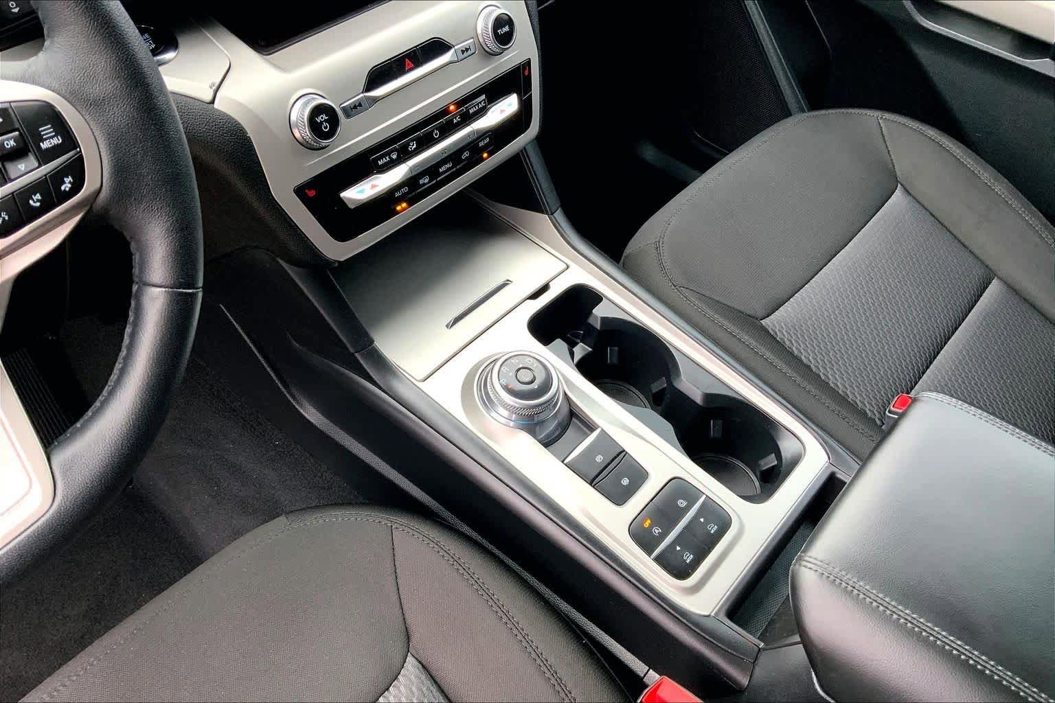 Certified 2024 Ford Explorer XLT RWD image 17