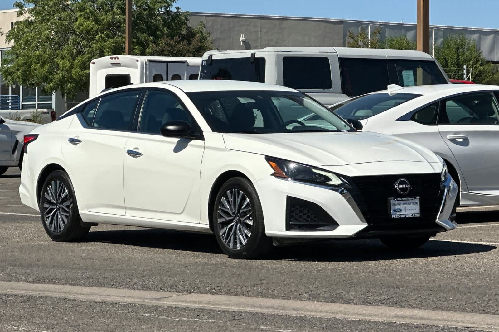Used 2025 Nissan Altima 2.5 SV FWD image 9