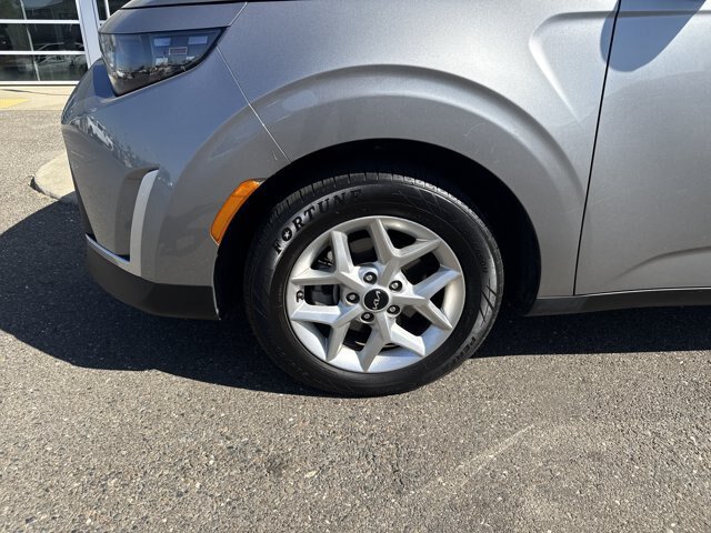 Used 2024 Kia Soul LX w/ Option Group 015 FWD image 9