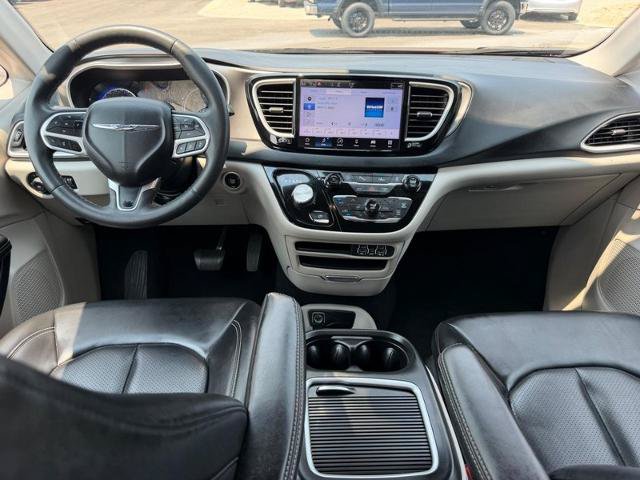 Used 2023 Chrysler Pacifica Touring-L FWD image 13