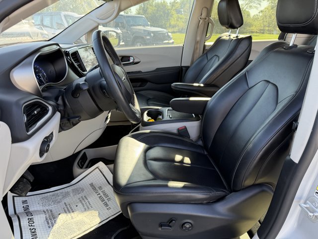 Used 2024 Chrysler Pacifica Touring-L FWD image 9
