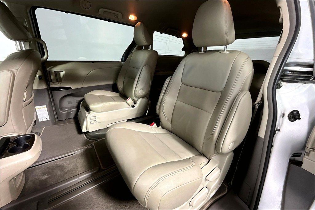 Used 2019 Toyota Sienna XLE w/ XLE Navigation Package FWD image 26