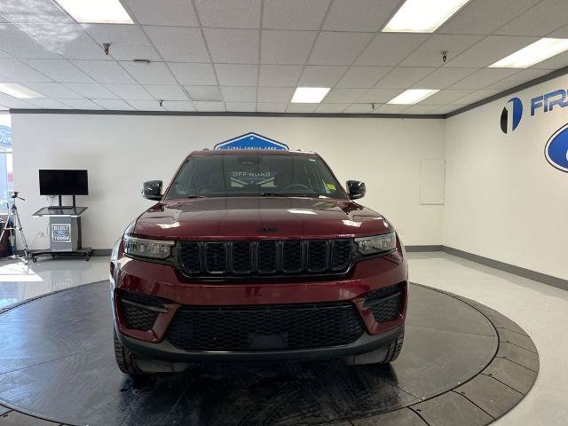 Used 2025 Jeep Grand Cherokee Altitude AWD/4WD image 3