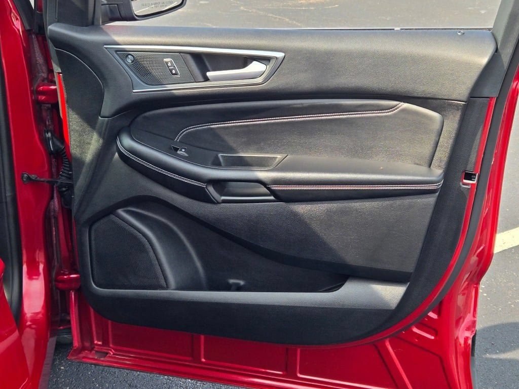 Certified 2024 Ford Edge Titanium AWD/4WD image 4