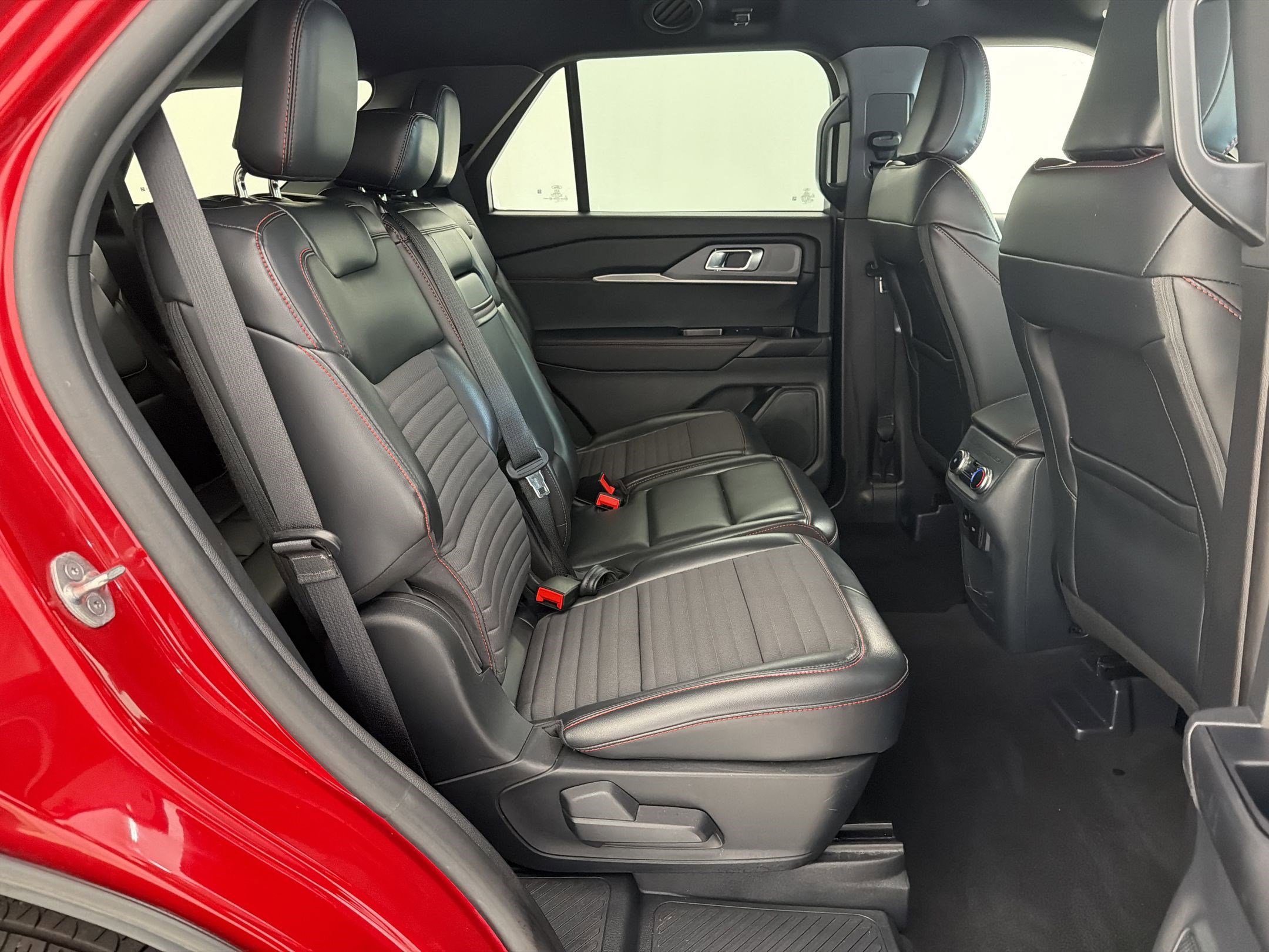 Certified 2025 Ford Explorer ST-Line w/ ST-Line Street Pack AWD/4WD image 29