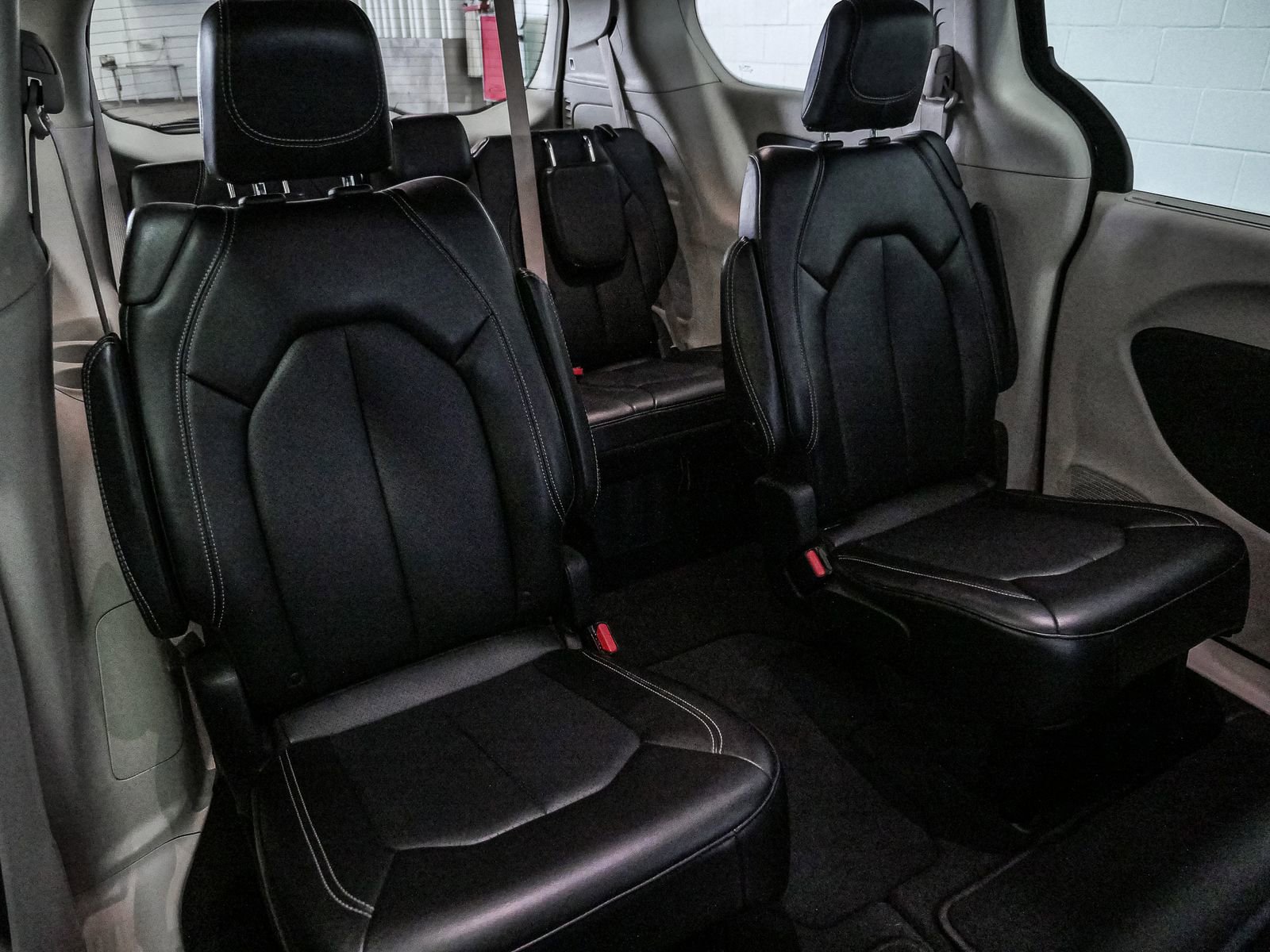 Used 2024 Chrysler Pacifica Touring-L image 23