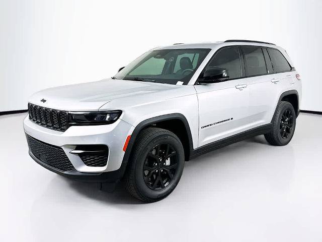 Used 2025 Jeep Grand Cherokee Altitude AWD/4WD image 1