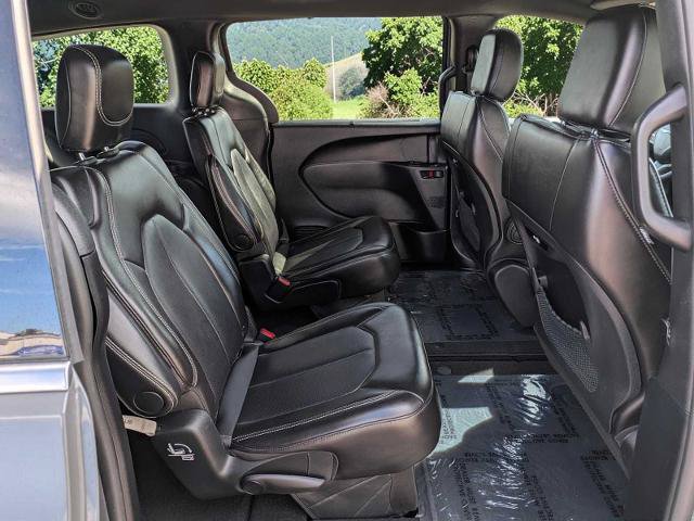 Used 2025 Chrysler Pacifica Select FWD image 18