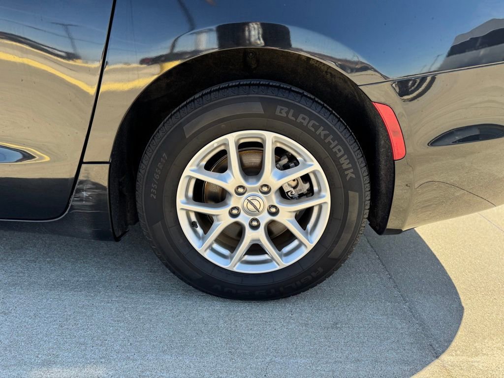 Used 2023 Chrysler Pacifica Touring-L image 9