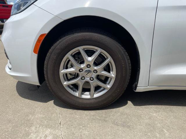 Used 2024 Chrysler Pacifica Touring-L FWD image 19