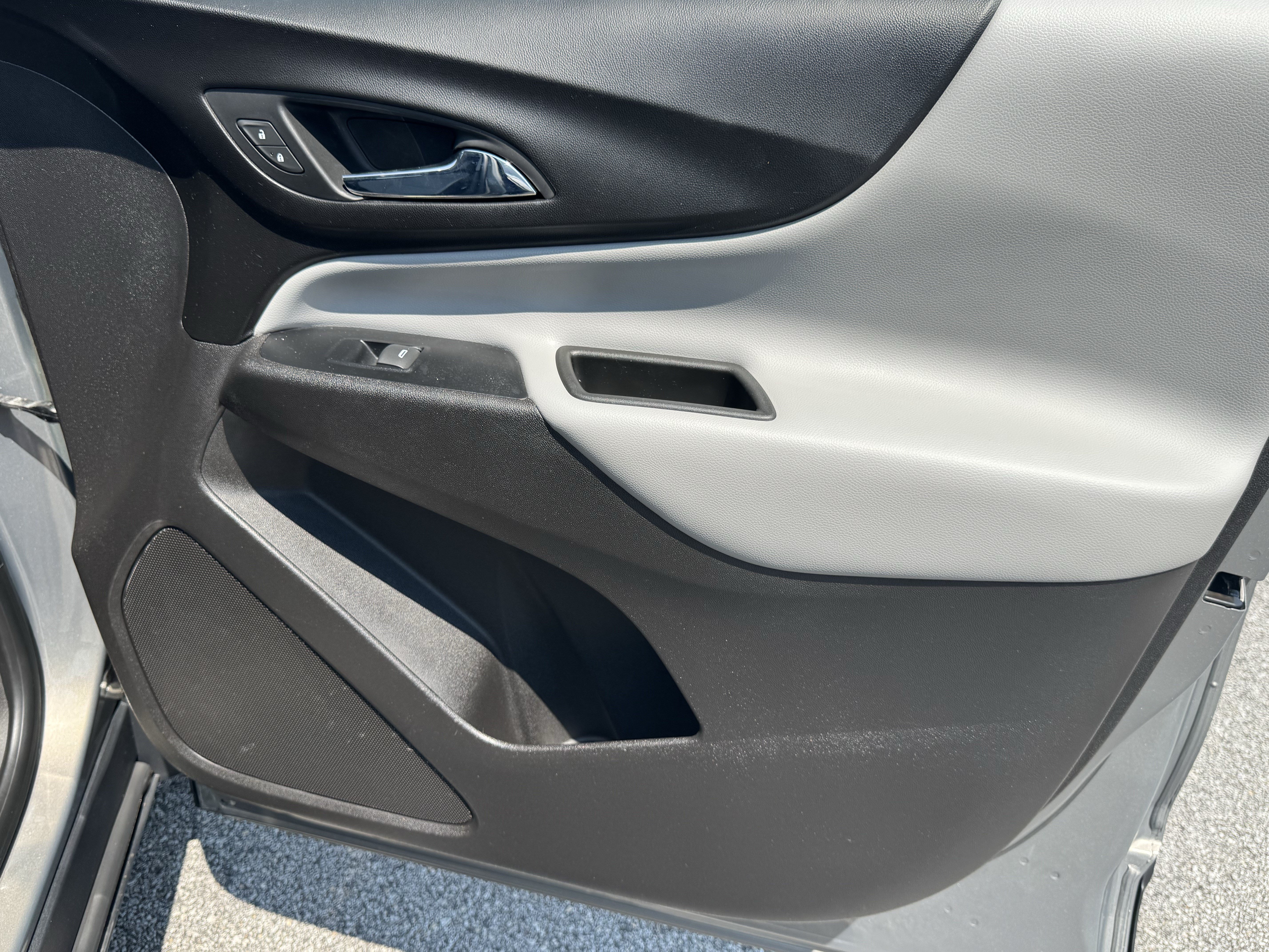 Used 2018 Chevrolet Equinox LT w/ Sun & Infotainment Package FWD image 16