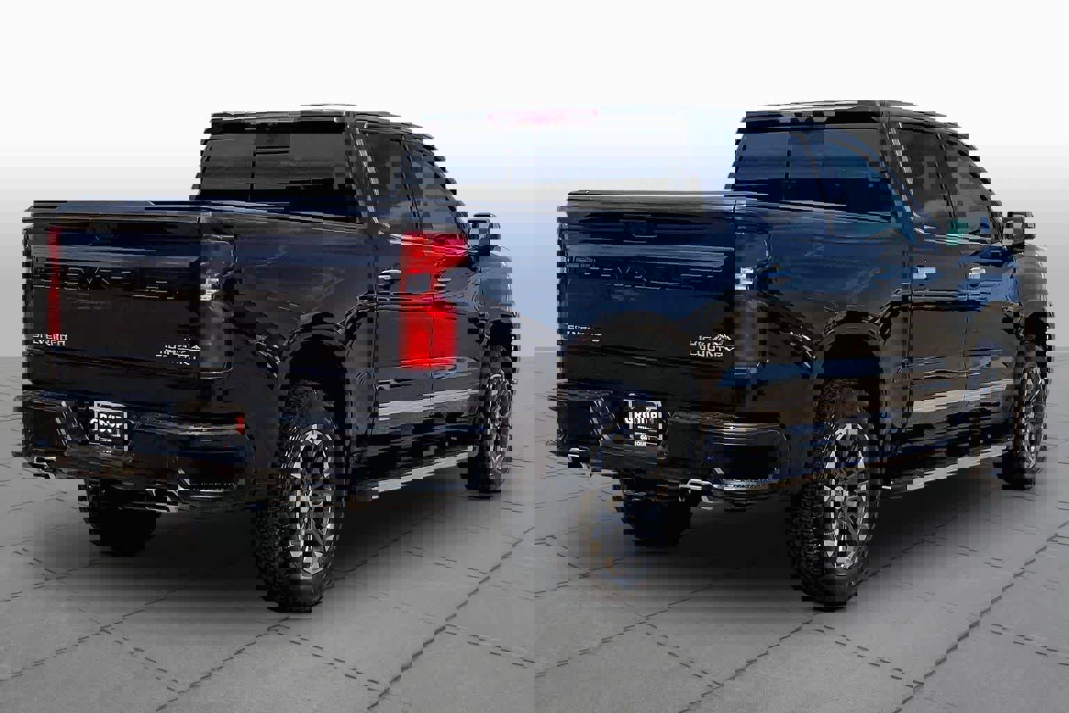 Used 2024 Chevrolet Silverado 1500 High Country w/ Technology Package AWD/4WD image 3