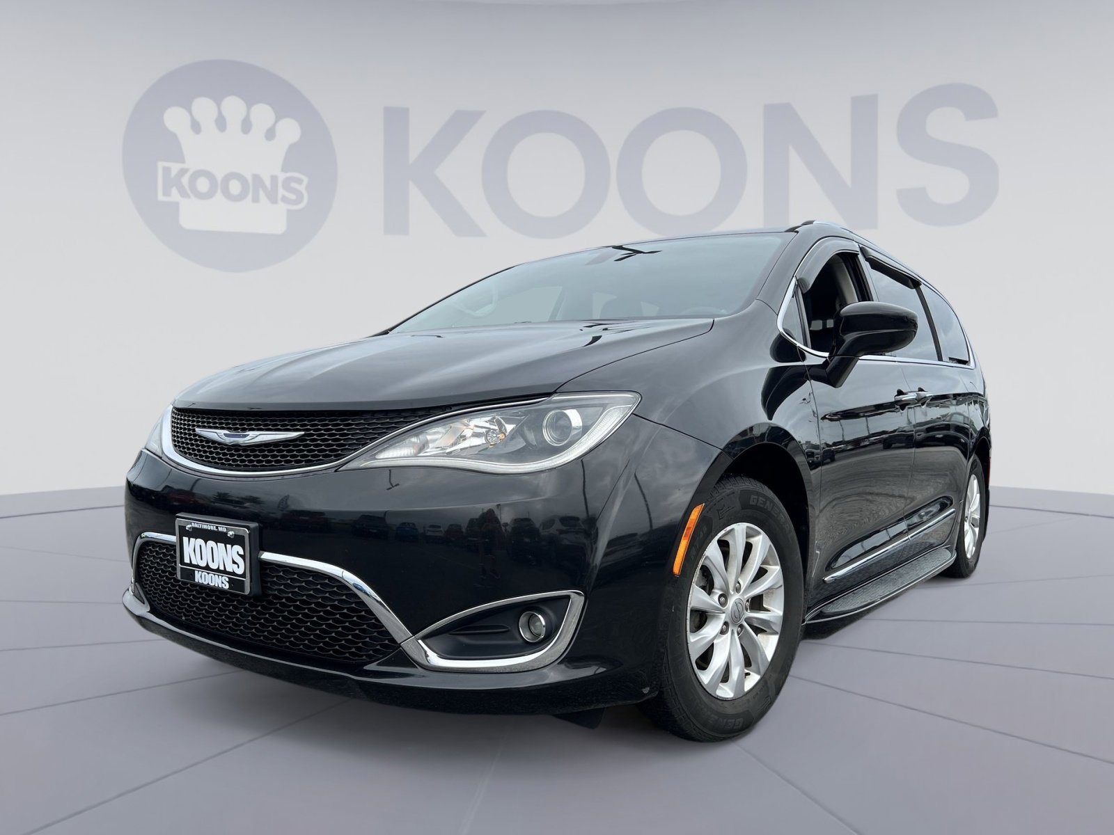 Used 2018 Chrysler Pacifica Touring-L FWD image 1