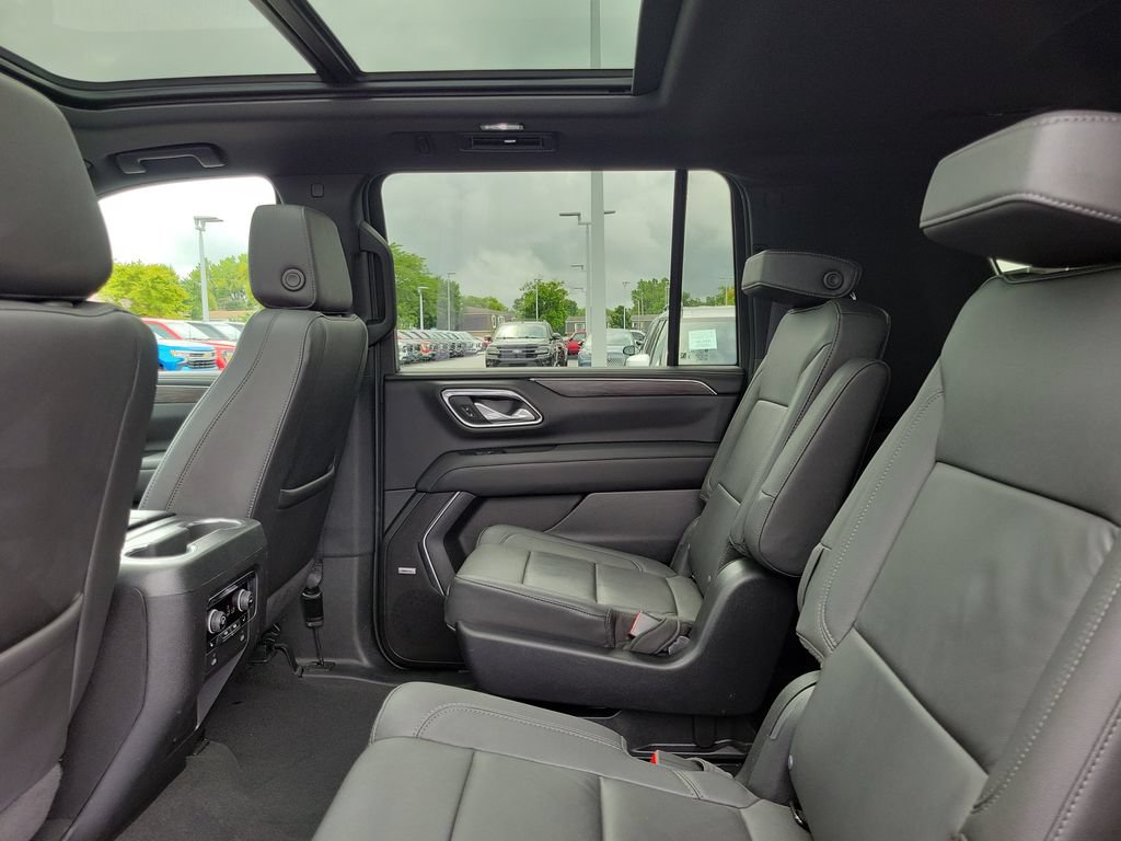 Used 2024 Chevrolet Suburban LT w/ Luxury Package AWD/4WD image 14