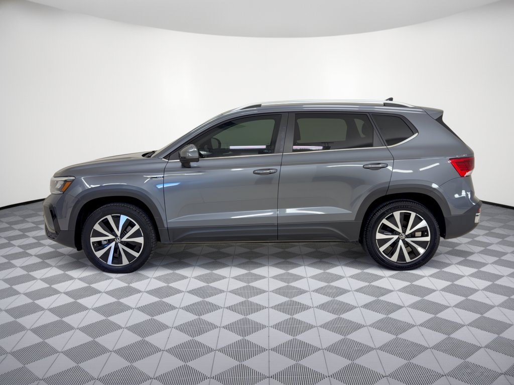 Used 2023 Volkswagen Taos SE FWD image 2