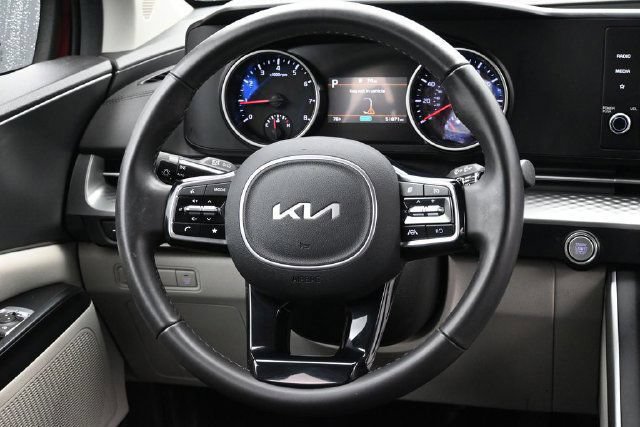 Used 2024 Kia Carnival LX FWD image 33