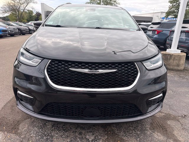 Used 2021 Chrysler Pacifica Touring-L w/ Uconnect Theater Family Group AWD/4WD image 3
