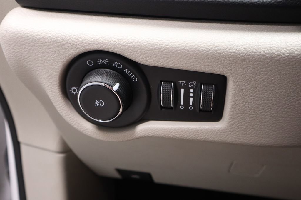 Used 2022 Chrysler Pacifica Touring-L FWD image 27